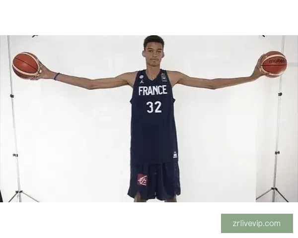 文班亚马不惧季后赛经验不足科尔称他天生适应体系打法